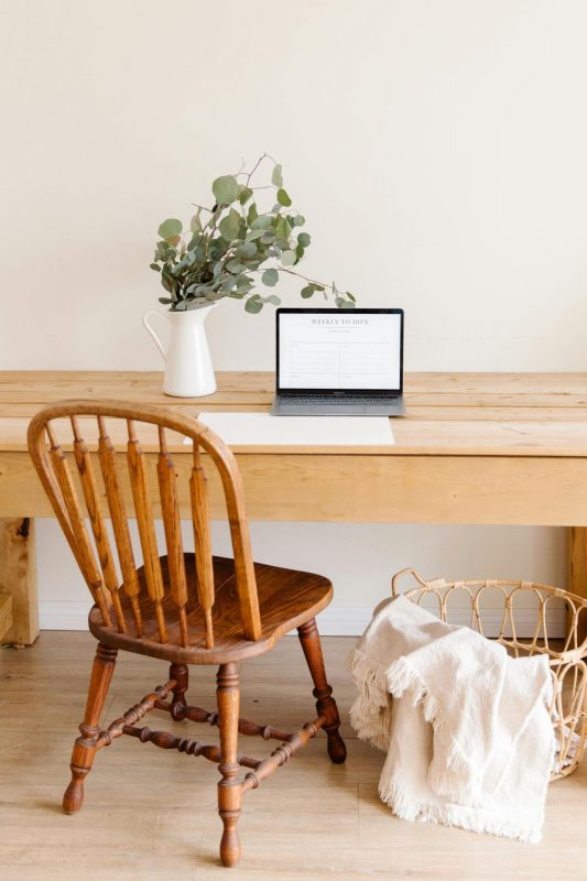 Gemütlicher Arbeitsplatz für Online Business Coaching mit Laptop
